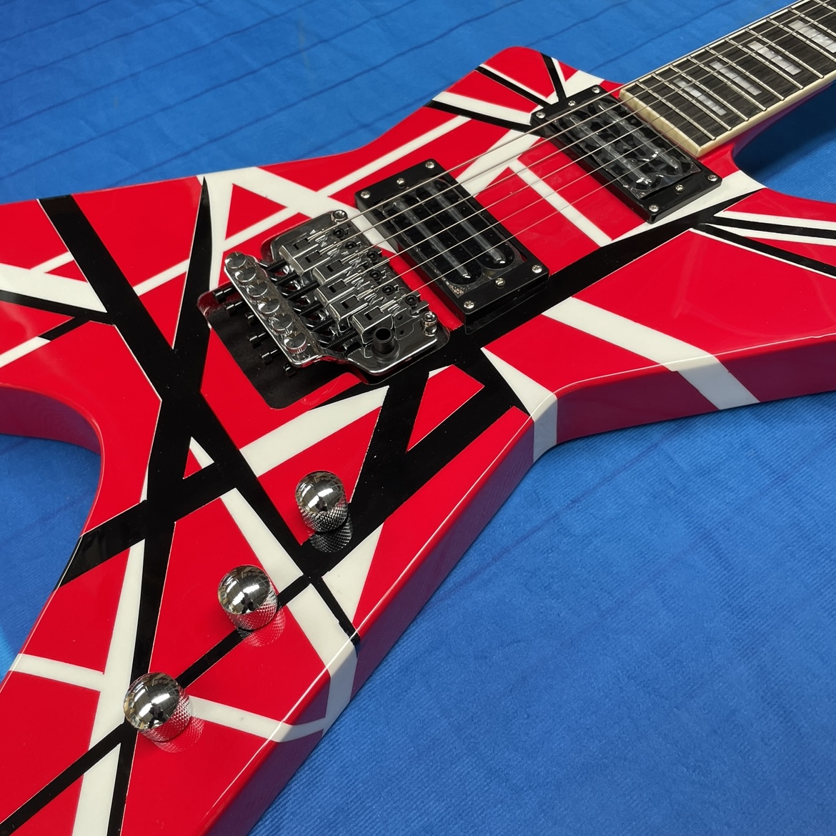 Electric Guitar Beginner - 6현 일렉트릭 기타로 마호가니 바디에 검정색과